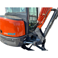 Excavons Titan 3800 UF side swing boom digging close to a wall